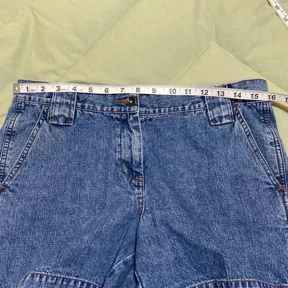 Calvin Klein Woman’s Denim Shorts in Size 6. - Picture 7 of 9